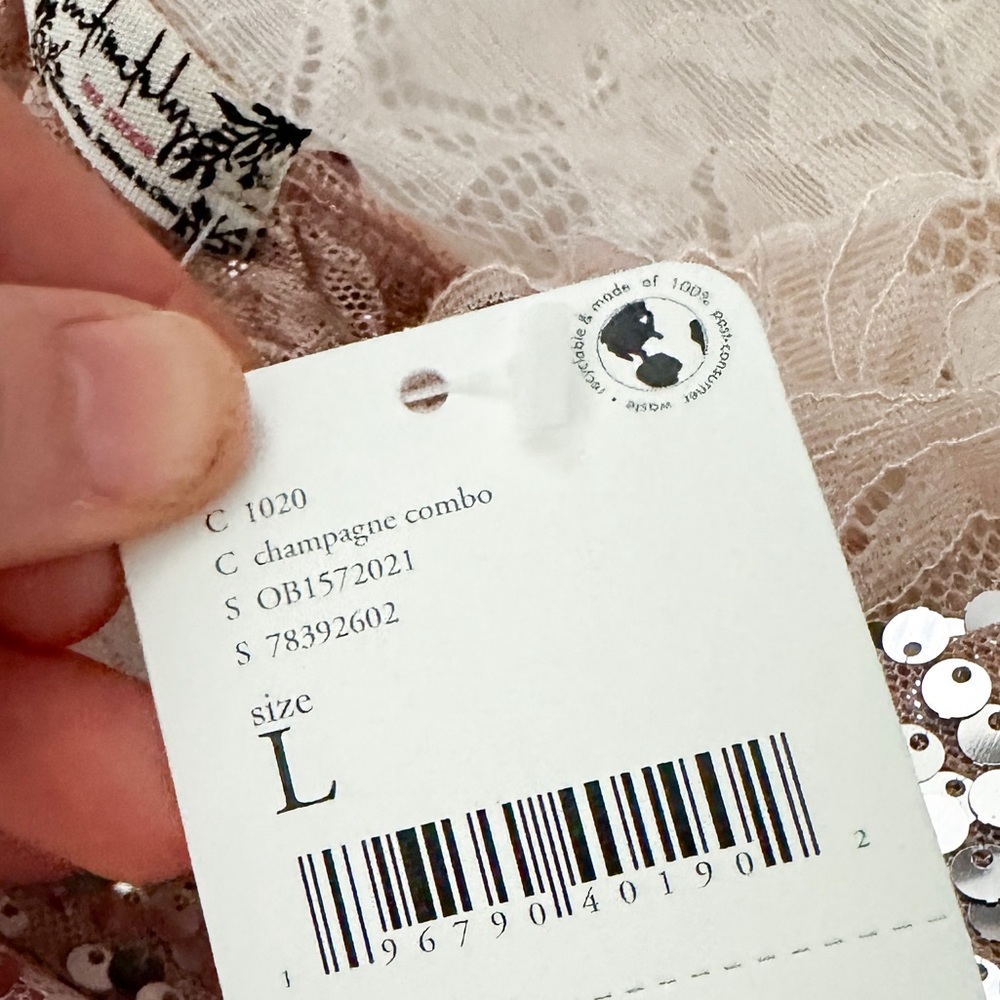 NWT- FREE PEOPLE Right Rhythm Sequin Cami Top ||
CHAMPAGNE COMBO - Picture 9 of 13